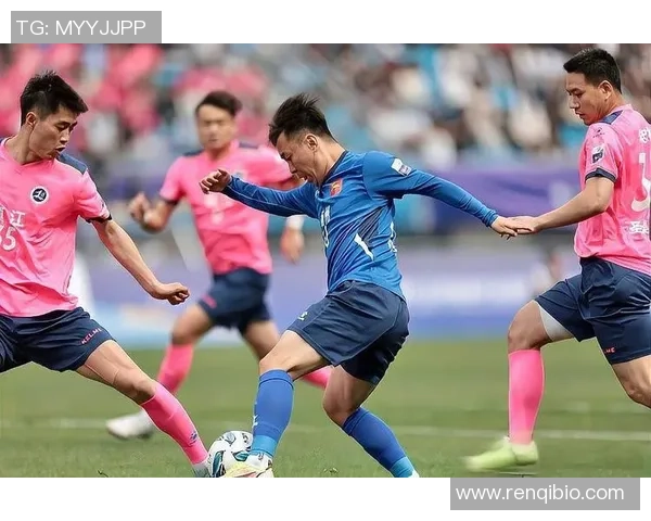 足球球星精湛技艺与竞技精神在绿茵场上的完美融合展现